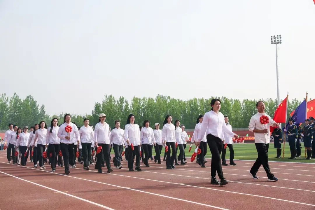 体育赛事热烈角逐，幕后工作默默付出